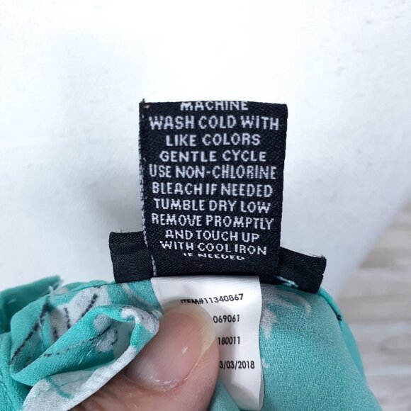 Torrid Cutout Top Sz 1X Floral Short Sleeved 65 - Picture 5 of 5